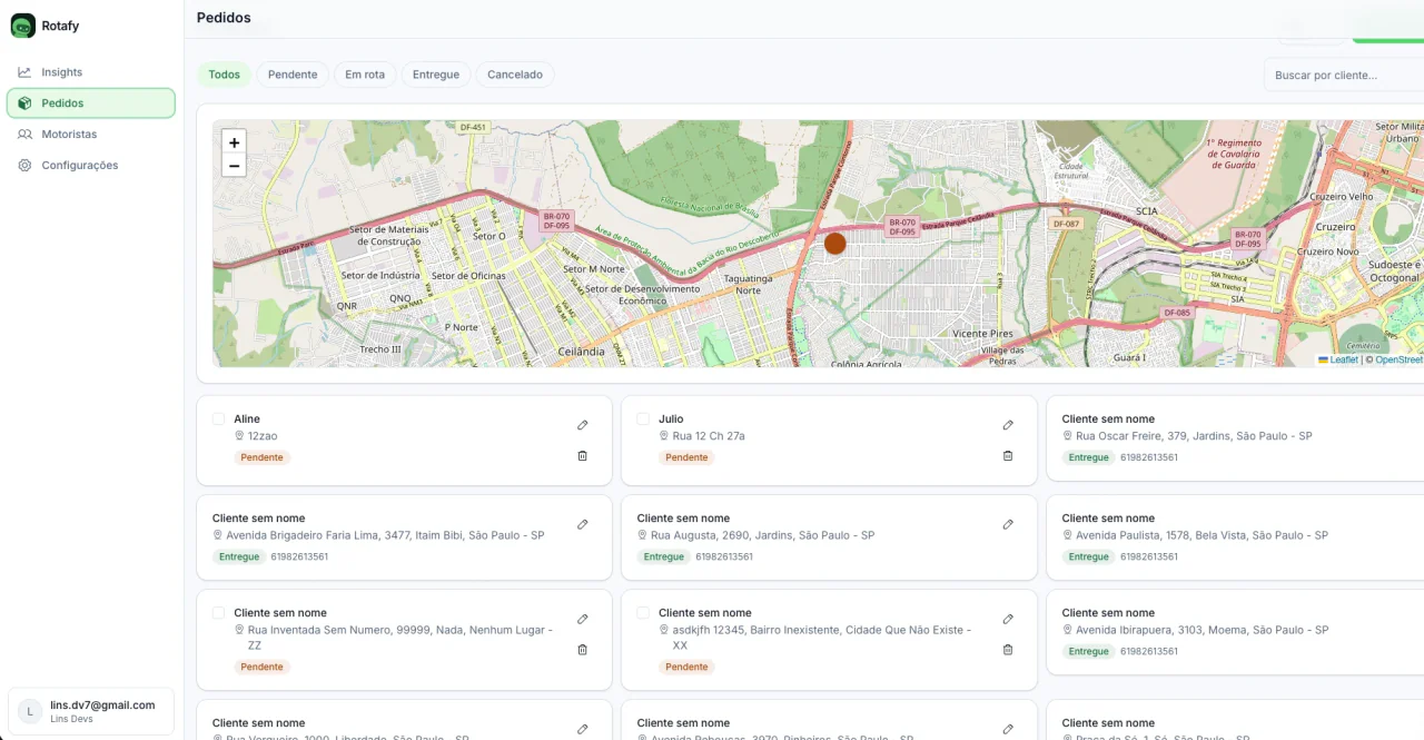Tela de Pedidos do Rotafy: filtros por status, mapa com os pontos de entrega e a lista de pedidos em cards.
